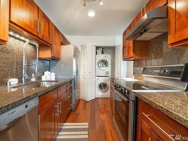 Building Photo - Beautifully Updated Queen Anne 2bd 2bath T...