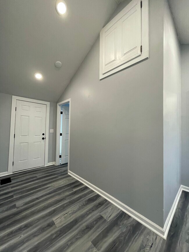 Building Photo - 627 Hawley Ave