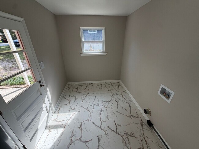 Building Photo - 126 Deerfield Dr