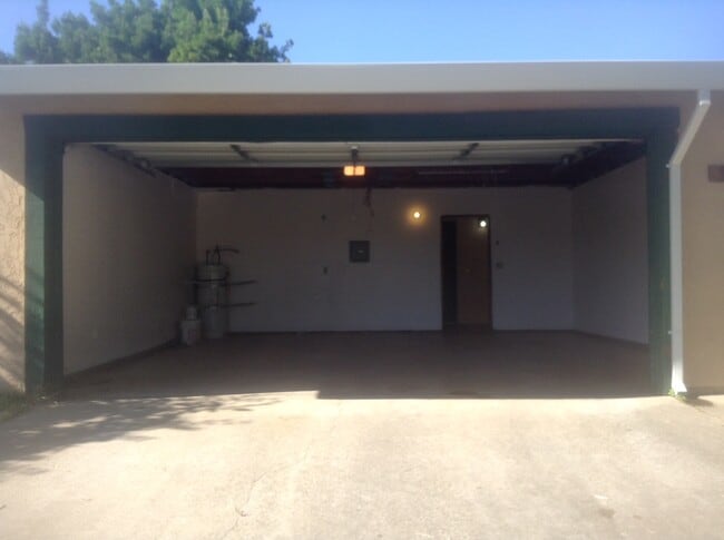 Building Photo - 9433 Maria Way