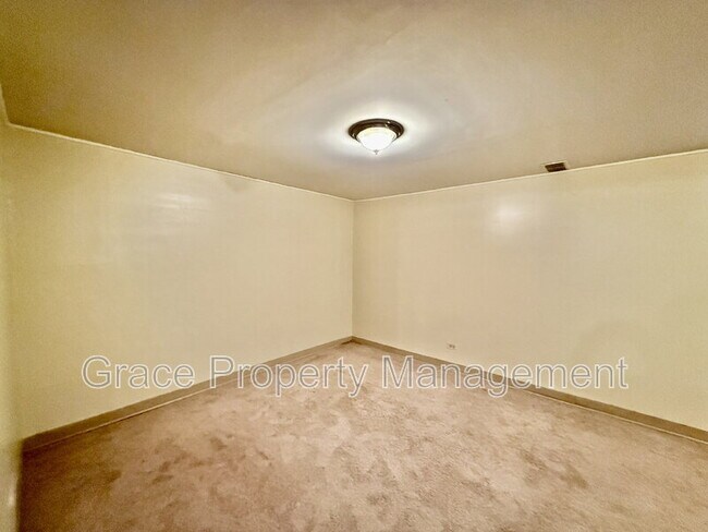 Building Photo - 1070 Iris St
