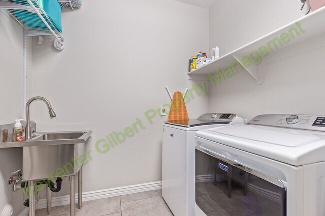 Building Photo - Beautiful Single-Story 3-Bed/3-Bath Home i...