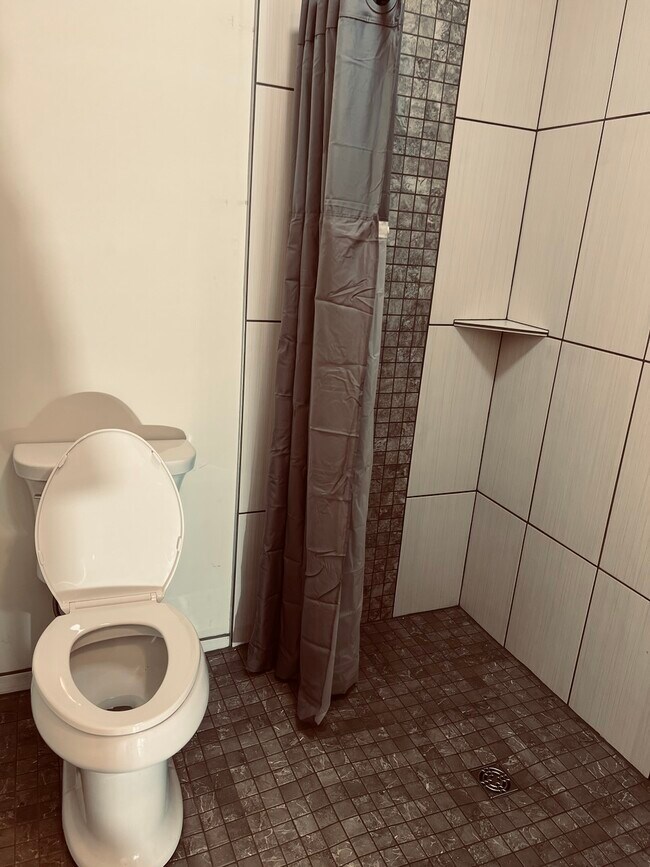 Building Photo - 100 Forest St