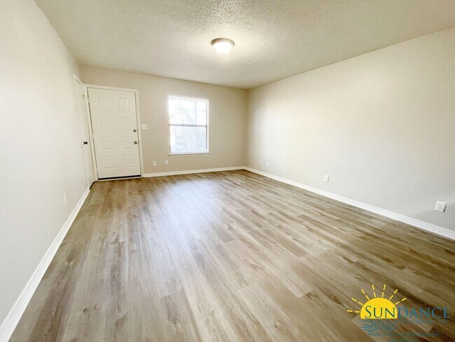 Building Photo - Charming 2-Bedroom Ground-Floor Unit in Fort Walton Beach-Near Bases!
