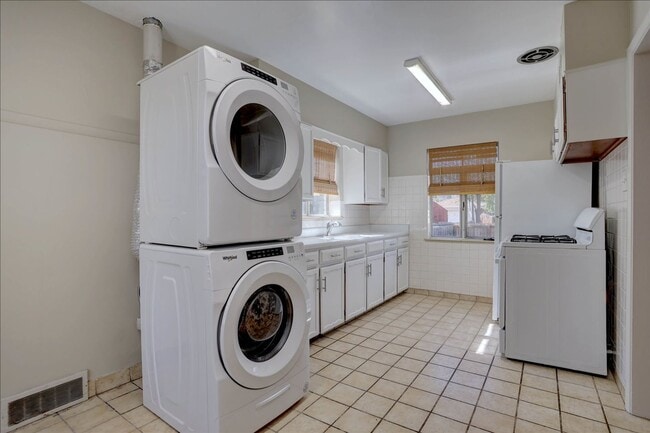 Building Photo - Spacious Sunnyside Bungalow, Finished Basement, 2-Car Garage