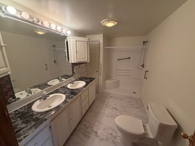 Building Photo - 121 Kellogg St