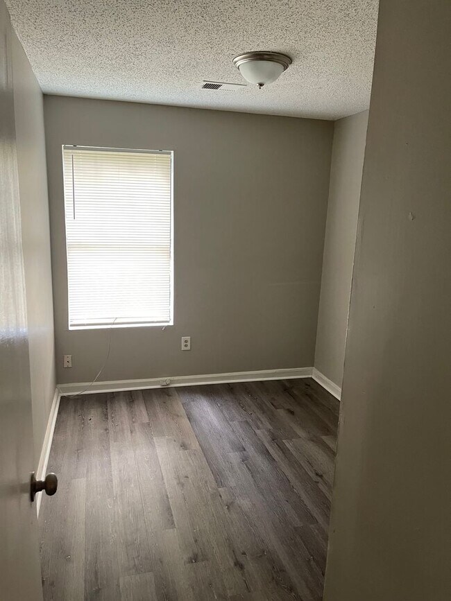 Building Photo - For lease 5 bedrooms at an affordable rate of $1,100.00