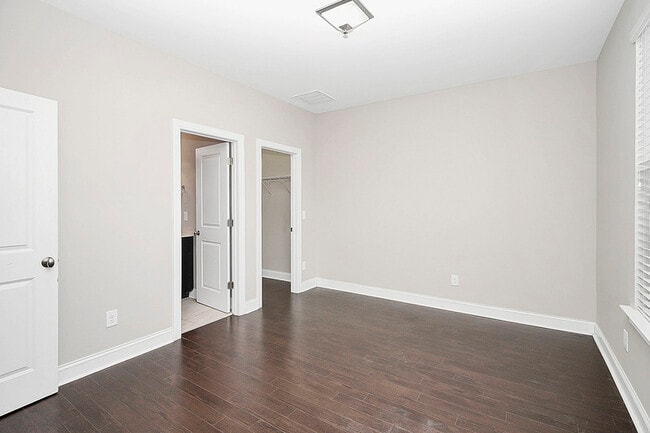 Building Photo - 2633 Statesville Ave
