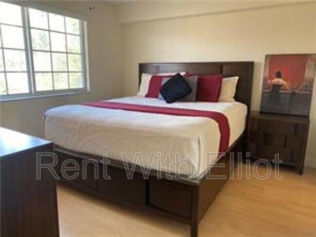 Building Photo - 2021 SE 10th Ave