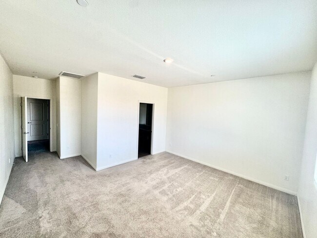 Building Photo - Don't miss the chance to view this stunnin...