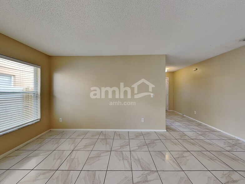 Building Photo - 3025 Holland Dr