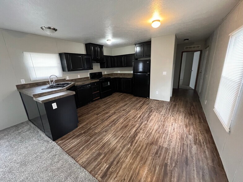 Building Photo - 54 Locust St