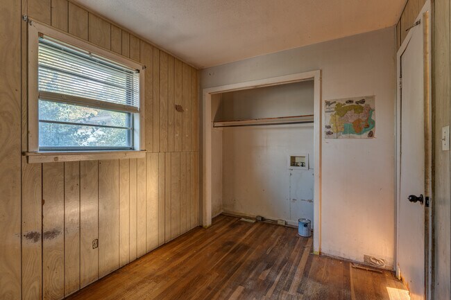 Building Photo - 121 W Pecan St