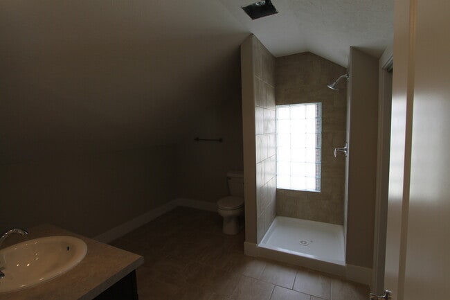 Building Photo - Large 3 bedroom with Open Floor Plan! Close to all the shopping and dining of Aksarben! Close to ...