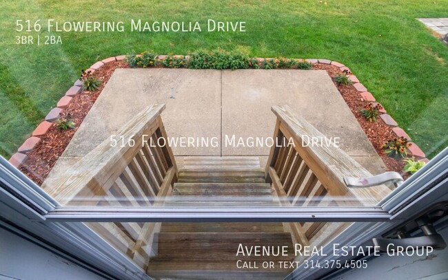 Building Photo - Bright End-Unit Townhome in Magnolia Village!