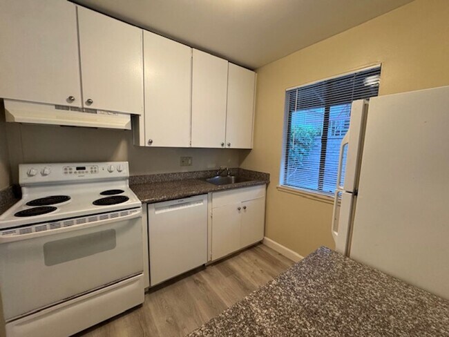 Building Photo - 1 bedroom end unit-New plank flooring thro...
