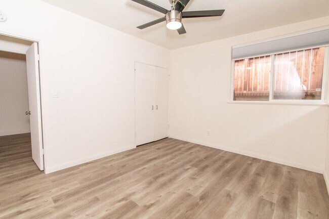 Building Photo - Refreshed 2 Bed/1 Bath in the Heart of Pacific Beach- Close to the Beach + Bay! REDUCED DEPOSIT $...