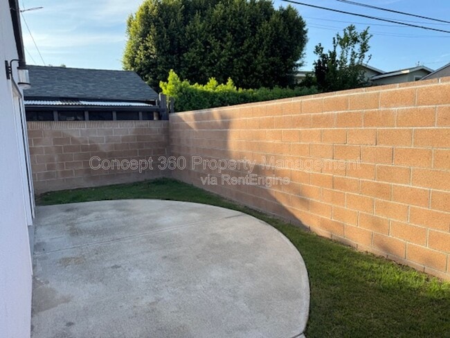 Building Photo - 2061 Lomina Ave