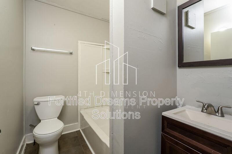 Building Photo - 2010 Temple St