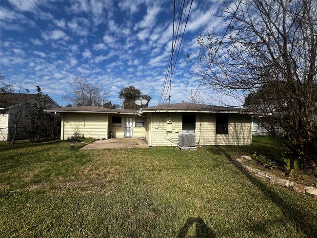 Building Photo - 5818 Glenhurst Dr