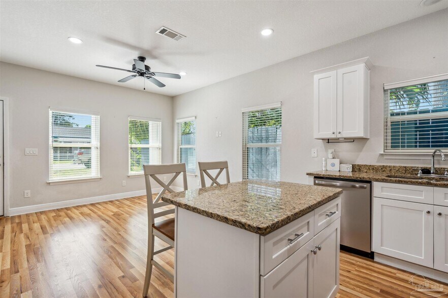 Building Photo - 912 N 8th Ave