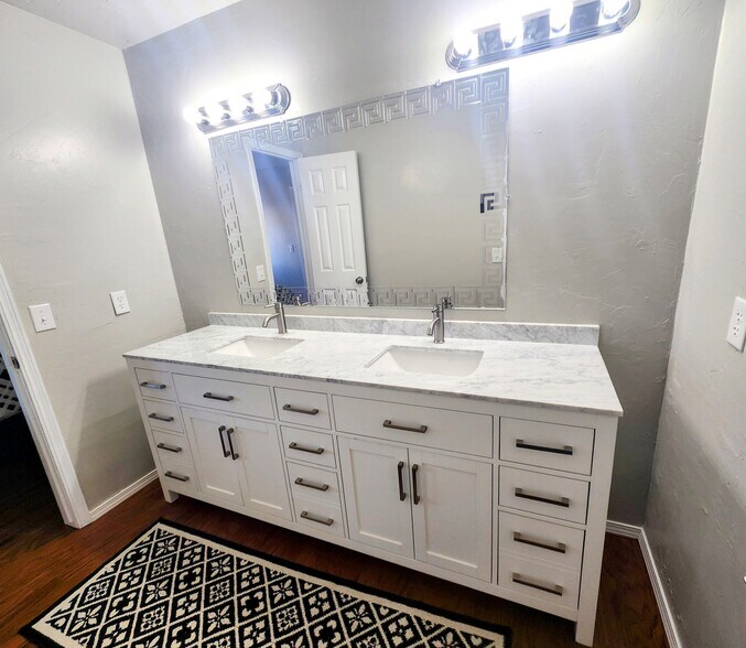 Full bathroom (Upstairs ) - 4716 Hemlock Cir