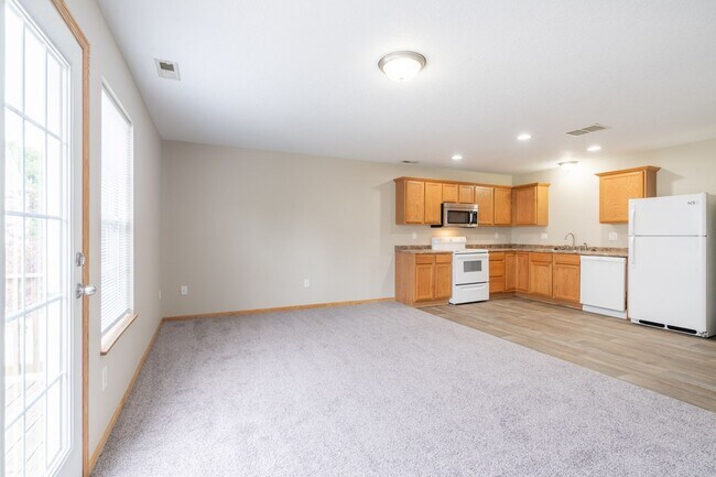 Building Photo - 2 Bedroom 2 Bathroom Town House - Exterior Unit