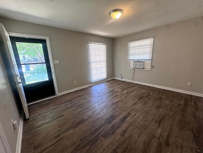 Building Photo - 927 Fiske Dr