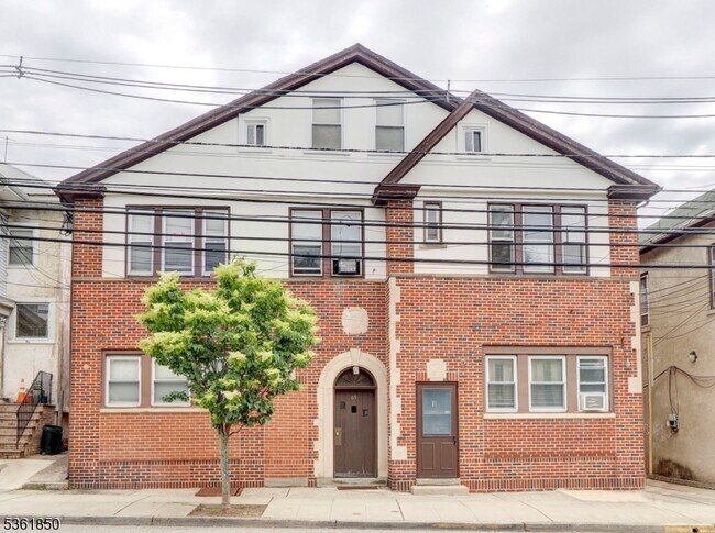 Primary Photo - 69 Glenridge Ave