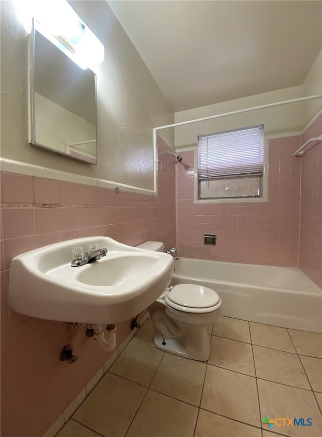 Building Photo - 2116 Circle Dr