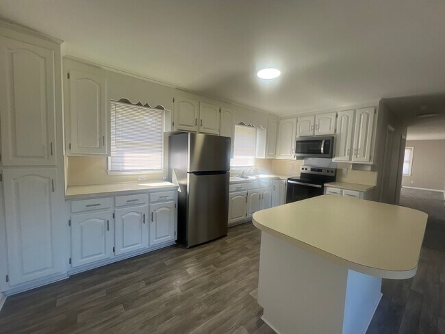 Building Photo - Welcome to this charming 3-bedroom, 1.5-ba...