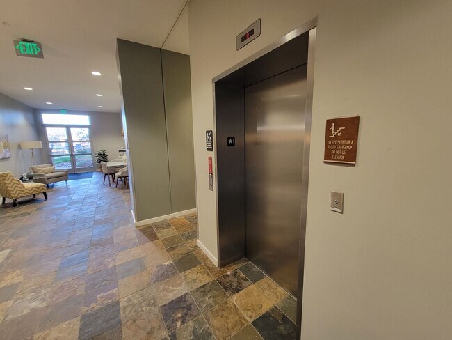 Building Photo - Luxury, Spacious 1 bedroom Apartment in Boulder at the Famous Peloton