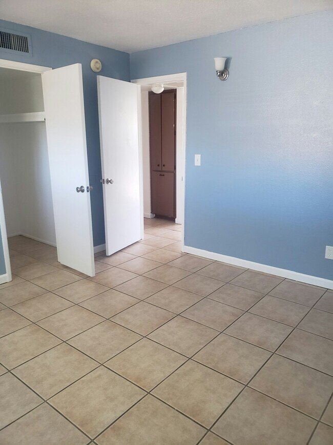 Building Photo - 3560 N Tucson Blvd