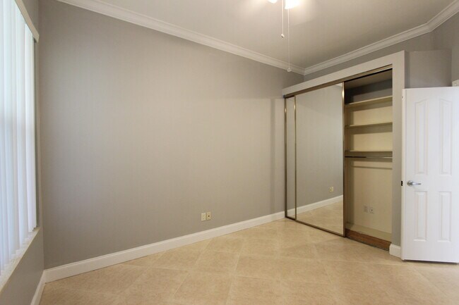 Building Photo - 240 Sussex Cir