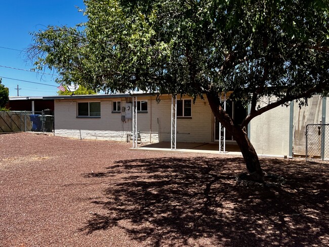 Building Photo - 8024 E Victoria Dr