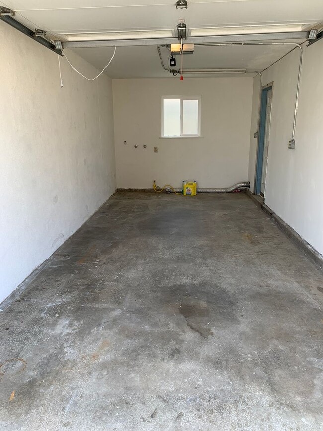 Building Photo - Kahmann Silverstrand Duplex