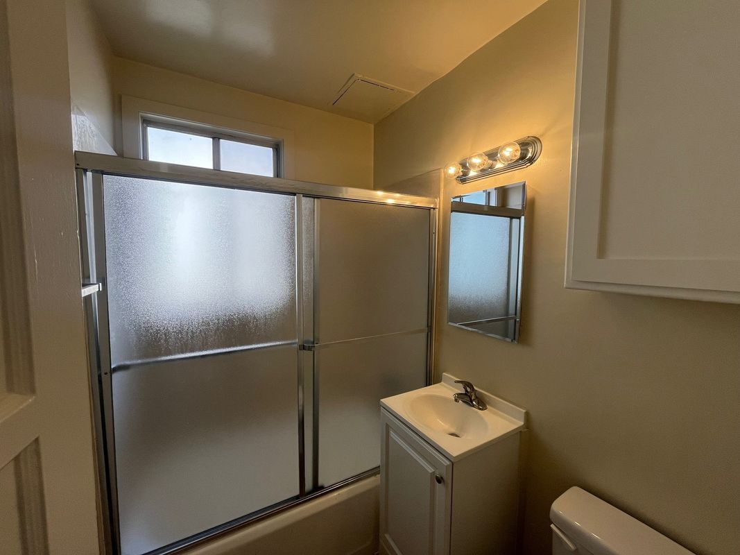 Building Photo - 132 N Maple St