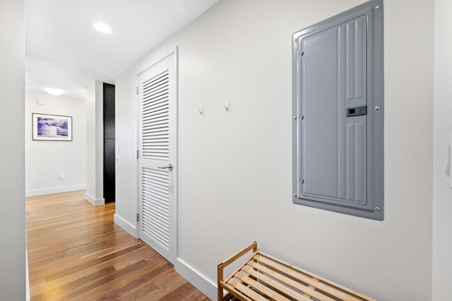 Building Photo - Spacious 2BR/2BA with Beautiful Mountain V...