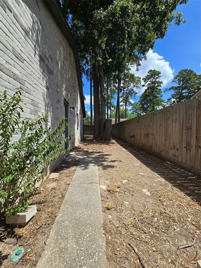 Building Photo - 25510 Thistlewaite Ln