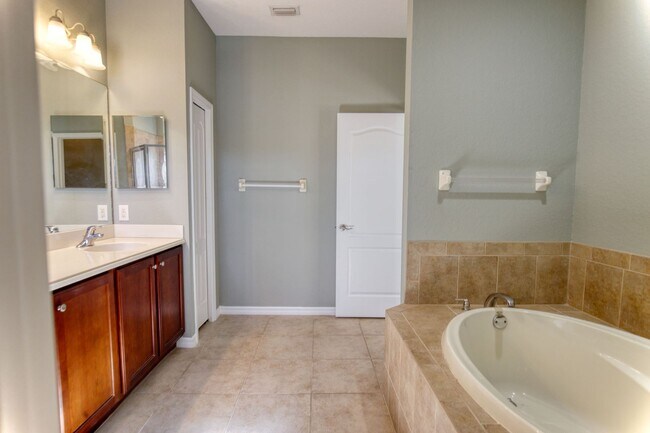 Building Photo - Annual Pool Home in The Stoneybrook Community of Venice!