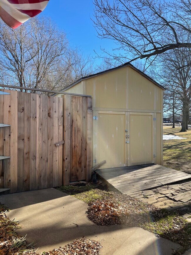Building Photo - 7119 Summit Dr