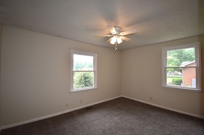 Building Photo - 3 Bedroom Home For Rent Near Post!