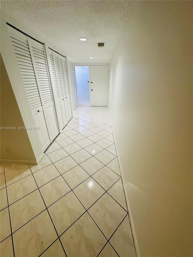 Building Photo - 33 Deer Creek Rd