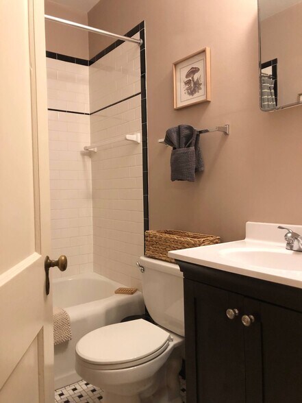 Building Photo - 109 Vintage Ave