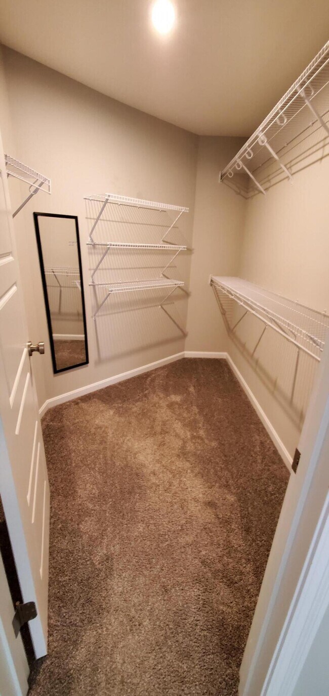 Building Photo - 686 Daphne Wy