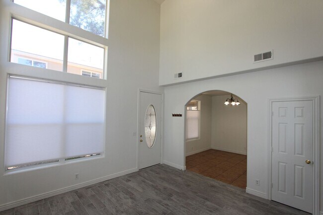 Building Photo - 1497 E Ivy Ln