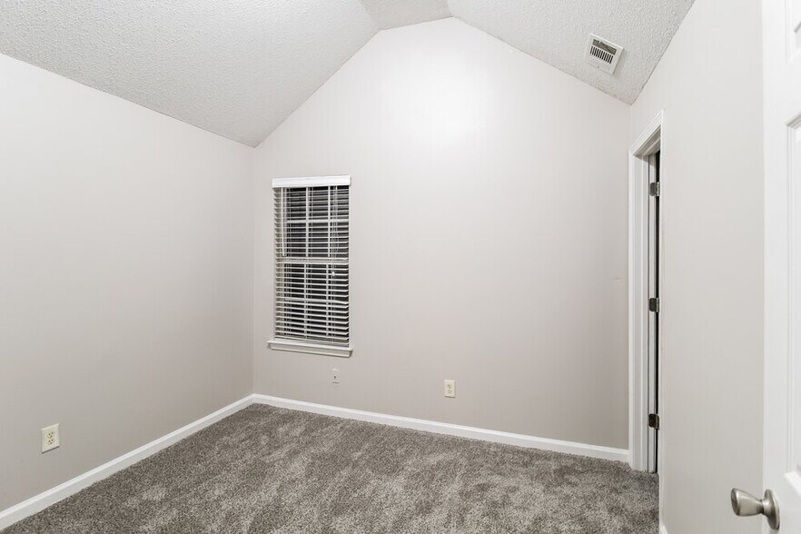 Building Photo - 6090 Crooked Creek Dr.