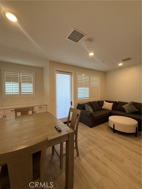 Building Photo - 964 N Divino Privado
