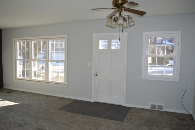 Building Photo - 3 Bedroom House