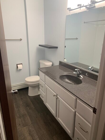 Upstairs full bath - 307 Valorie Ln